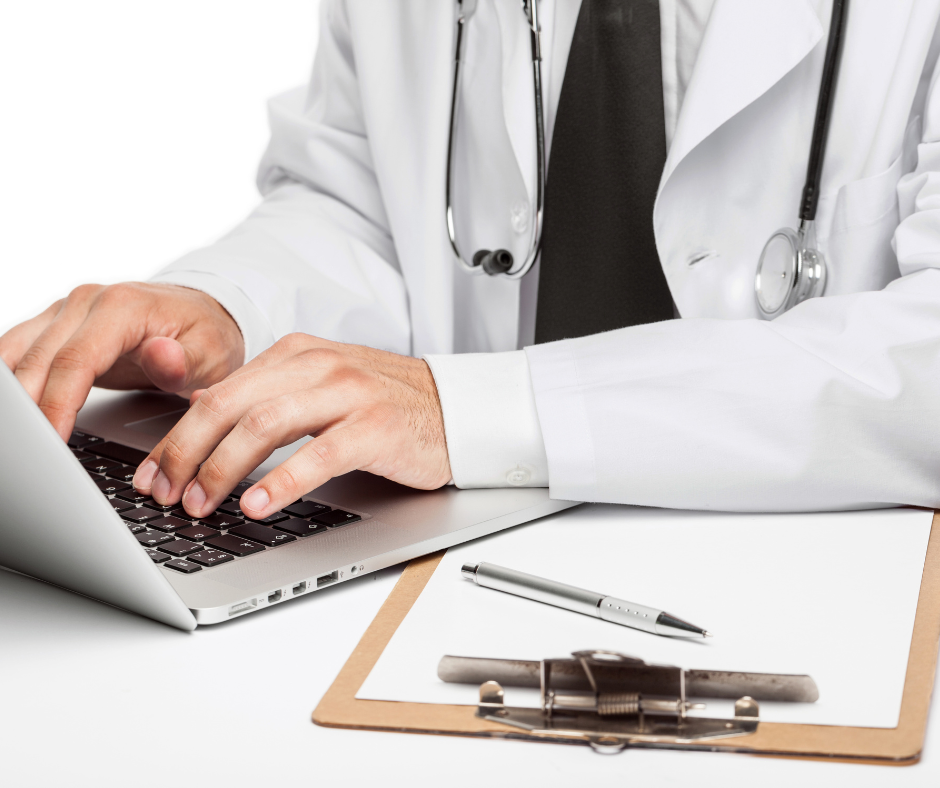Man werkt achter laptop
